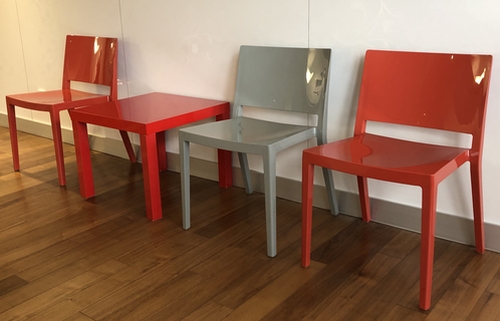 Rote Stühle