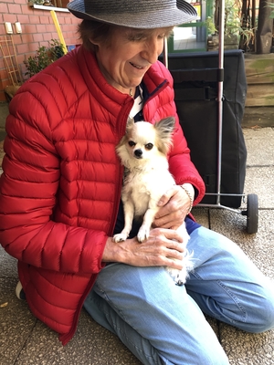 Mein mann mit einem Chihuahua