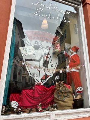 Schaufenster des Heidelberger Zuckerladens mit rotem Nikoluas und roten Tüchern