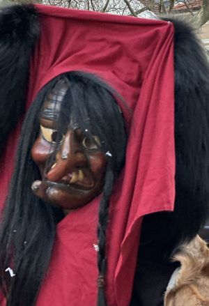 Hexe mit rotem Kopftuch und vielen langen schwarzen Haaren